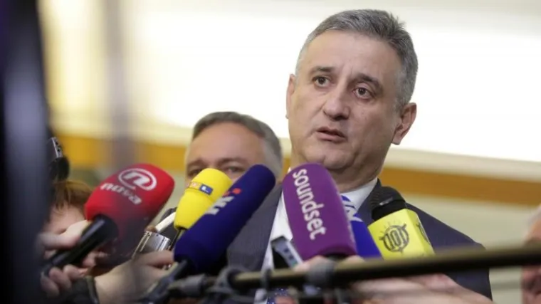 "Kao da sam u salonu namje&scaron;taja, same fotelje oko nas"