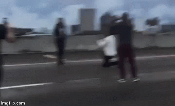 Zaustavio promet na autocesti kako bi zaprosio curu, u koloni se porađala trudnica