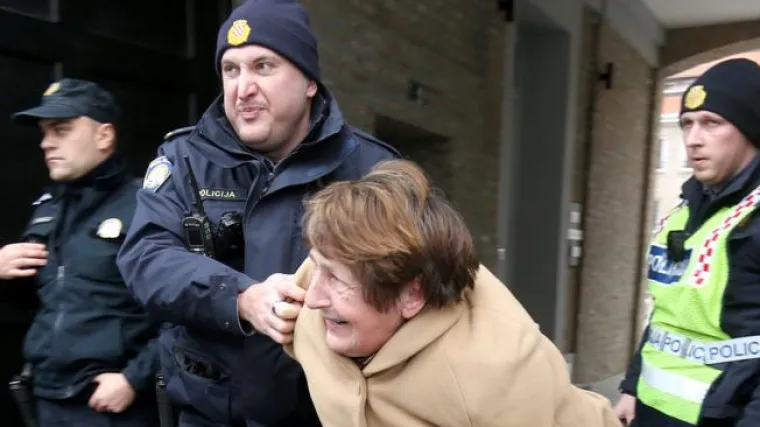 Policajac sru&scaron;io ženu jer je pro&scaron;la kroz crveno?!