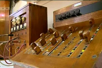 Preko sto godina telefonije na jednom mjestu: znaju li se djeca služiti starim telefonima?