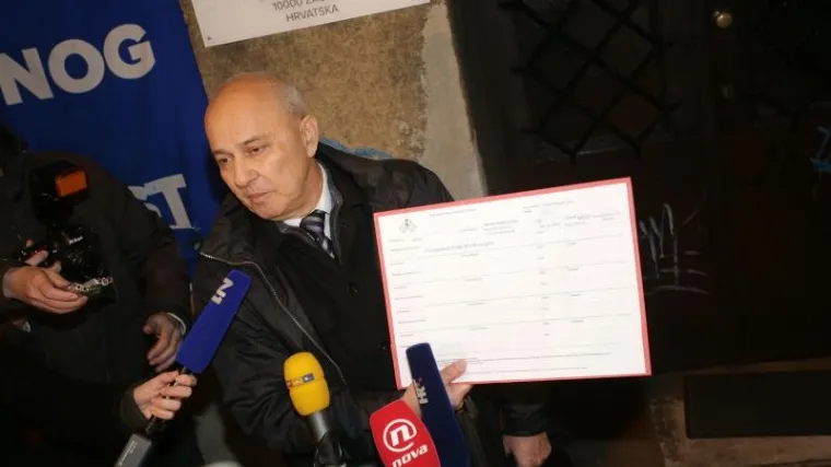 Umirovljeni inženjer elektrotehnike do&scaron;ao pred Most da 'prihvati' dužnost premijera