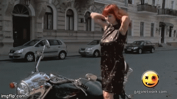 Nije mogla u uskoj haljini na motor pa se jednostavno skinula do gola pred mu&scaron;karcima