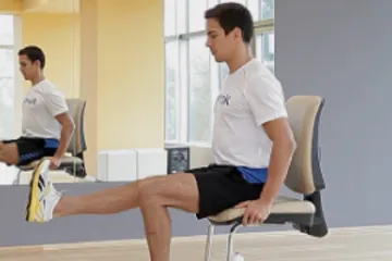 Sjedenje uzrokuje bol u koljenima i grčeve pa istegnite noge