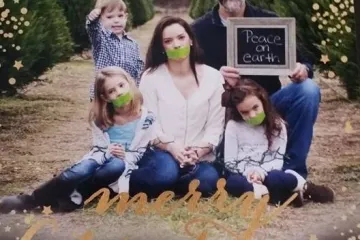 To je natpis koji tata drži iznad majke i kćerkica sa selotejpom na ustima