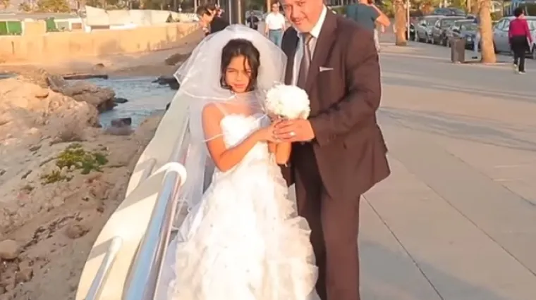 Fotografija koja je uznemirila svijet: djevojčica u vjenčanici s mu&scaron;karcem koji joj može biti djed