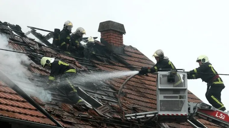 U eksploziji plina u Zagrebu ozlijeđena jedna osoba, &scaron;est vatrogasnih vozila gasilo požar