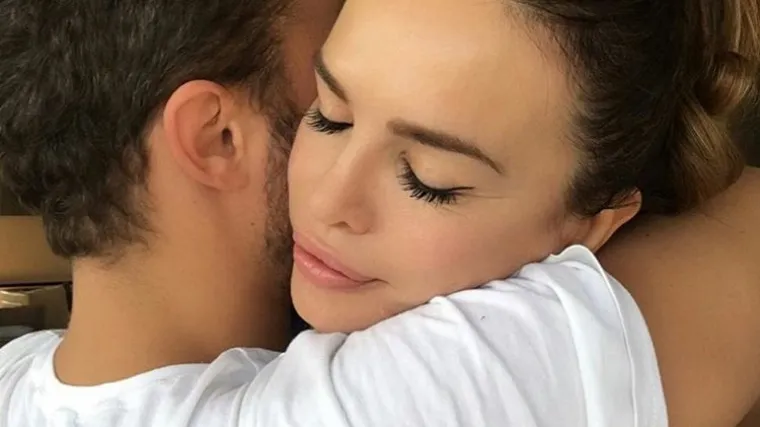 Severina se ne može u miru niti grliti bez da je druga ruka automatski uslika