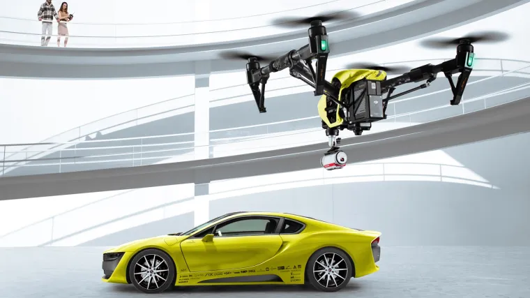 Automobil koji vas vozi gdje želite, a vi se igrate s dronom