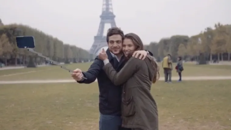 Selfi štap i maska za telefon u jednom