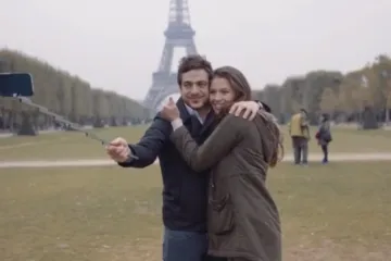 Selfi štap i maska za telefon u jednom