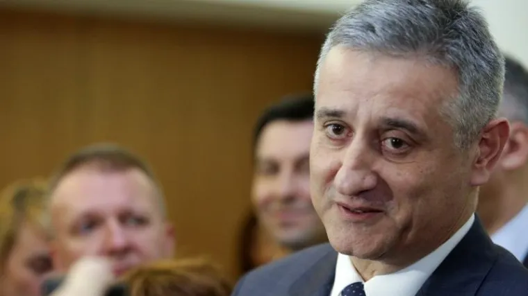 Tripartitna vlada je iluzija