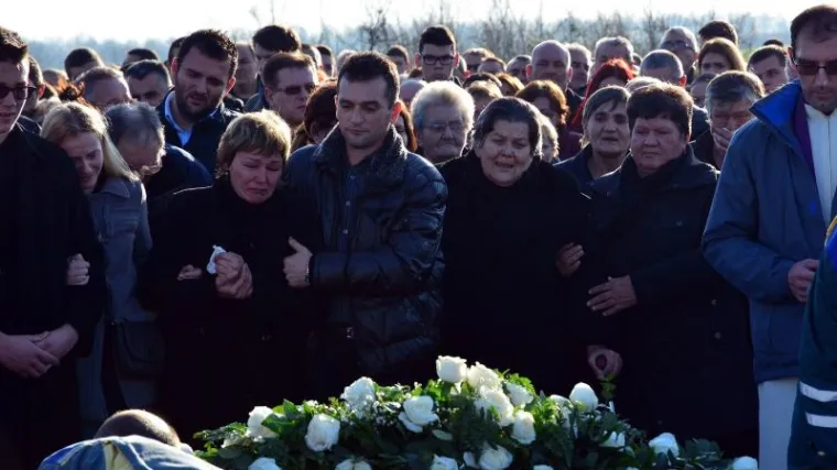 Miroslave, evo tvoga sina, zagrli ga