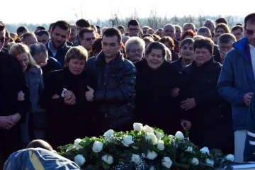 Miroslave, evo tvoga sina, zagrli ga