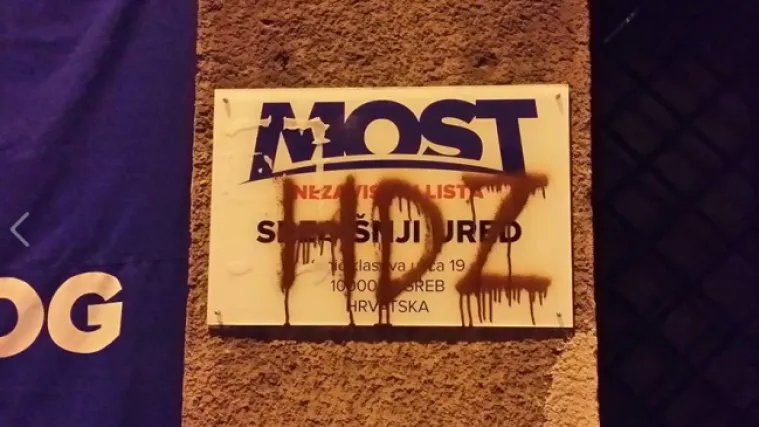 Službeni automobil HDZ-a ispred Mosta