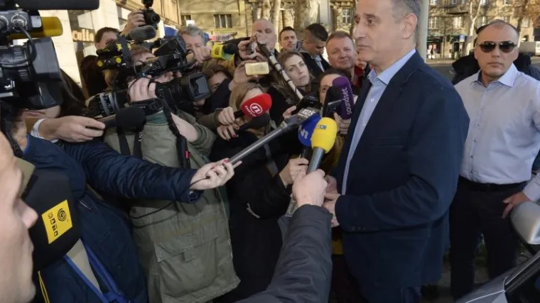 Ni oni očito nemaju 76 potpisa, ljudima sve ovo ide na živce