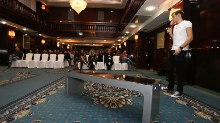 Novi model pametne klupe bežično puni mobitel i pročišćiva zrak