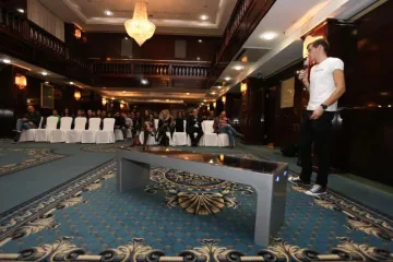 Novi model pametne klupe bežično puni mobitel i pročišćiva zrak