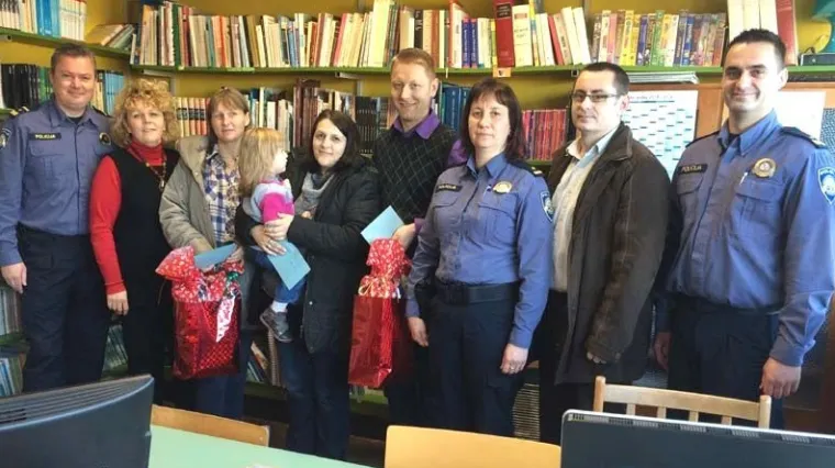 Policajci sami prikupili novac i darivali obitelji s četvero djece