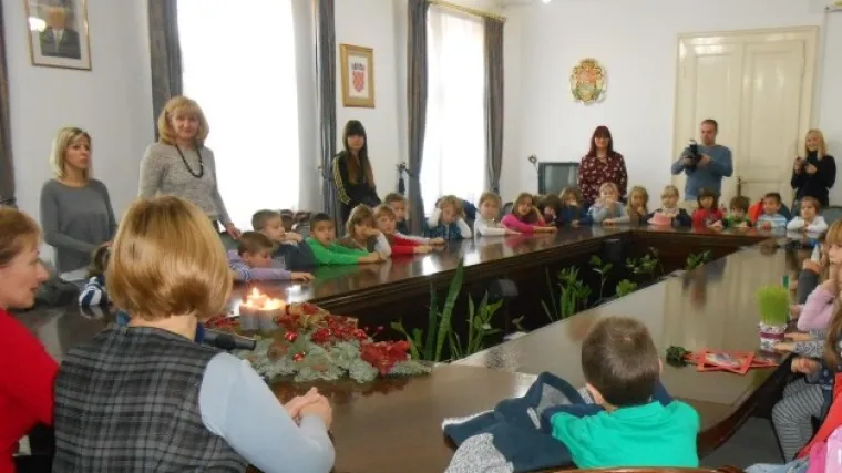 Karlovački mali&scaron;ani donijeli gradonačelniku božićne čestitke i darove, a njega nije bilo