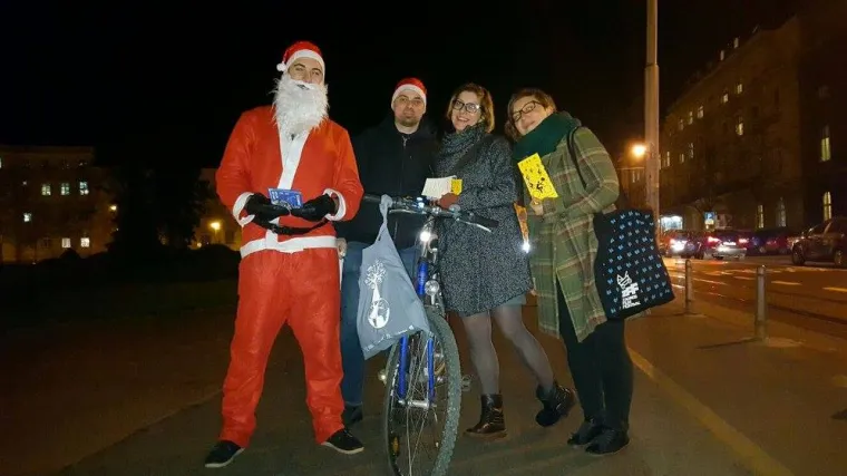 PROMOTIVNO-EDUKATIVNA KAMPANJA: Neosvjetljeni biciklisti za Božić dobili svjetla