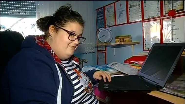 Djed Božićnjak posjetio je 14-godi&scaron;nju Paolu iz Osijeka i poklonio joj laptop!