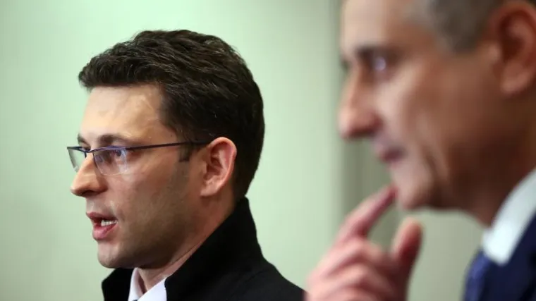 "Nasred smo oceana, a morski psi nam se približavaju..."