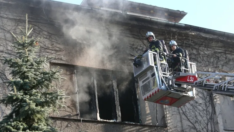 Četvoro ozlijeđeno, vatrogasci ih od plamena spa&scaron;avali s krova