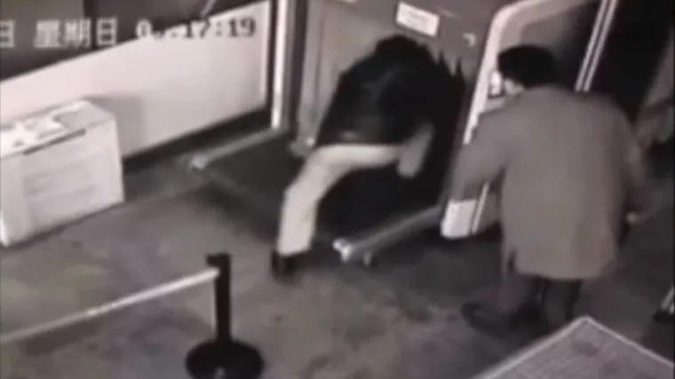 Čovjek krenuo za prtljagom kroz skener