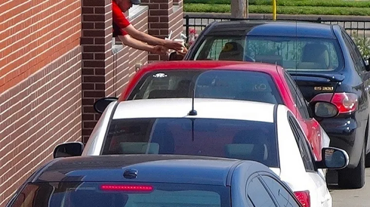 Čak 250 ljudi u  restoranu brze prehrane platilo račun "onima u autu iza"