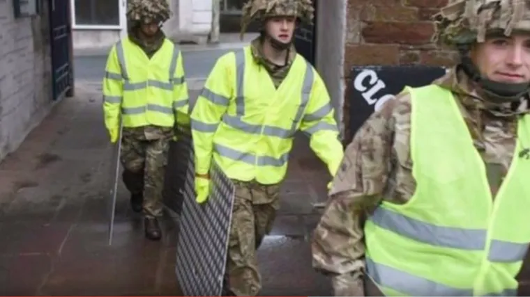 Poplava prognala Engleze iz domova; zbog opasnosti dižu i vojsku