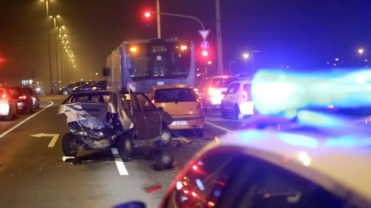 Težak sudar ZET-ova autobusa i tri osobna automobila: ozlijeđene dvije osobe