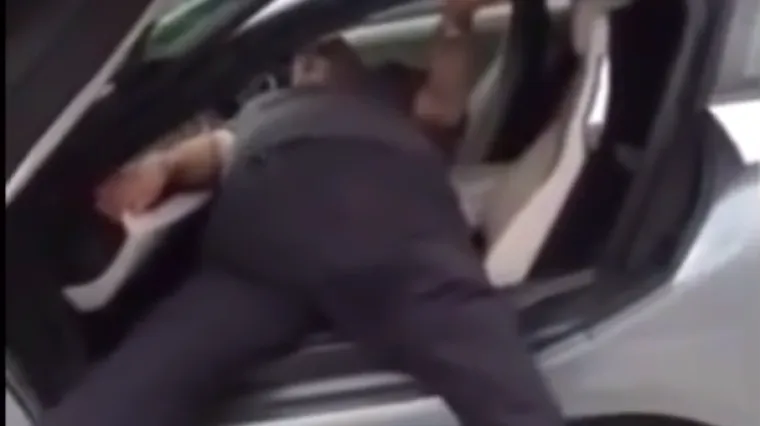 Pogledajte kako "ugodno popunjeni" ljudi izlaze iz automobila