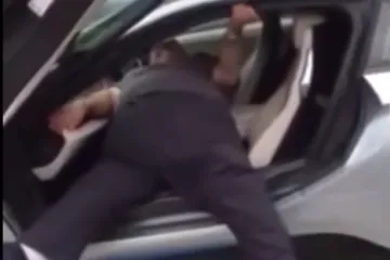 Pogledajte kako "ugodno popunjeni" ljudi izlaze iz automobila