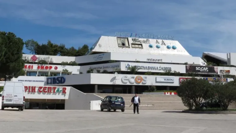 Betonski blok bacio na majku i dijete