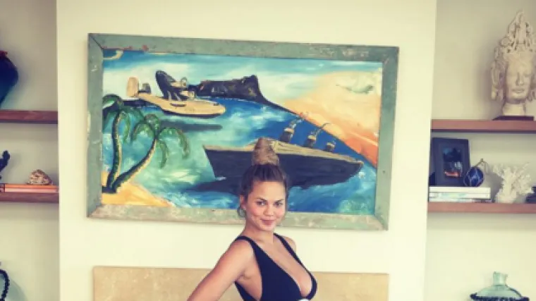 Chrissy Teigen se uvukla u uski badić i ponosno pozirala