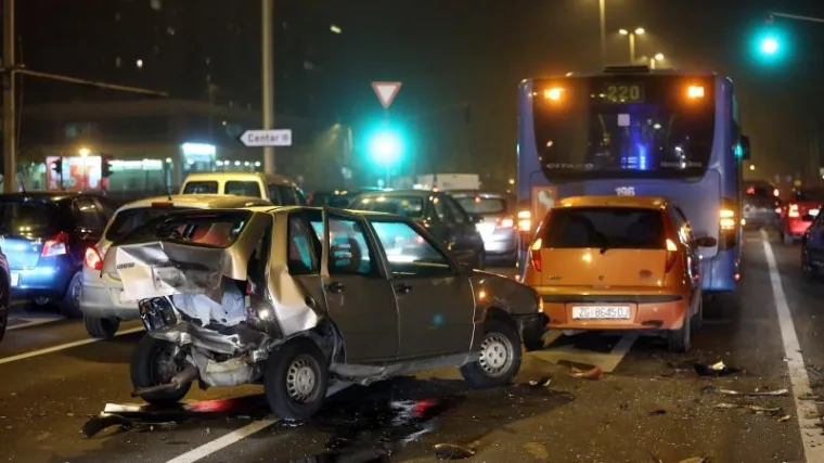 U Utrinama sudar autobusa i tri automobila, čudo je da nema poginulih