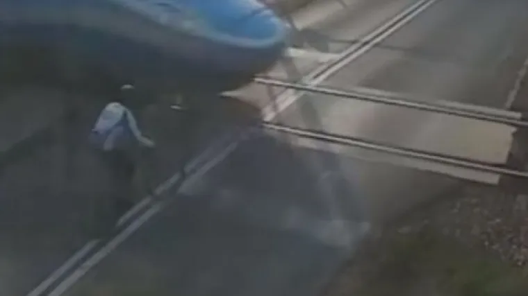 Biciklist preživio sudar s vlakom