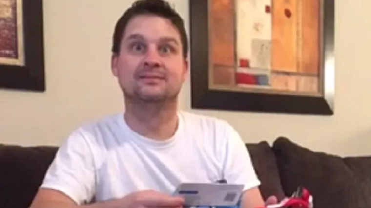 Genijalna reakcija oca kojem je kći poklonila dječje čarapice kako bi ga uvjerila da je TRUDNA