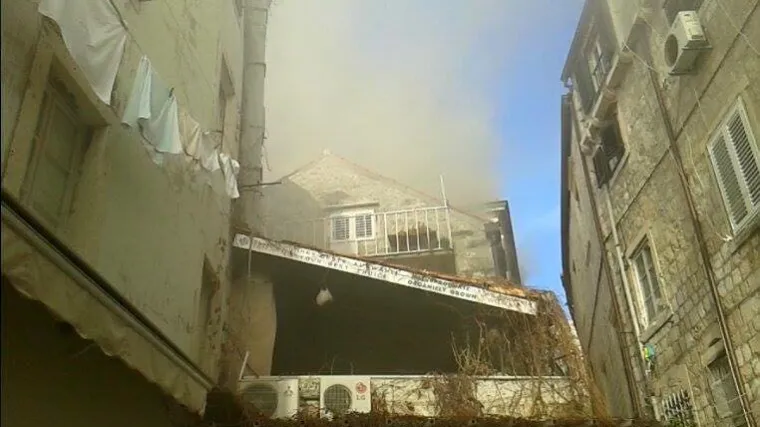 Zapalila se kuća, vatrogasci na terenu u akciji (FOTO)