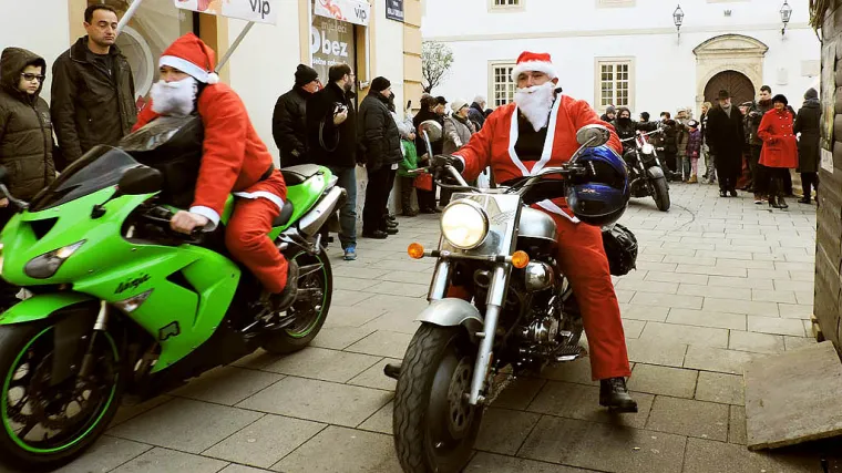 Moto mrazovi na Korzu tradicionalno darivali djecu
