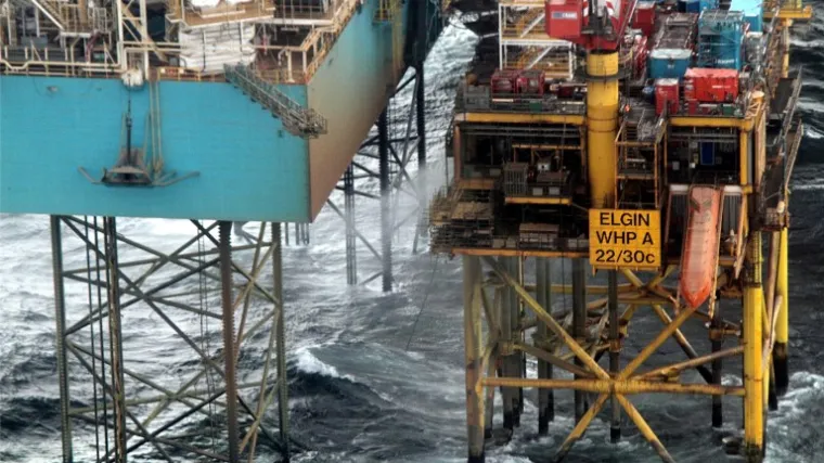 Golemi val potopio naftnu platformu, ima mrtvih