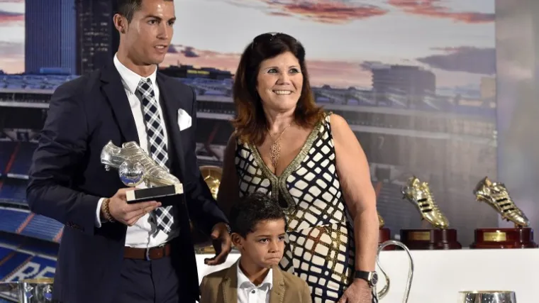 Pogledajte &scaron;to je Ronaldo poklonio majci za rođendan