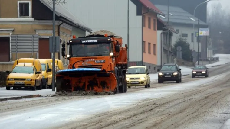 Snijeg u Karlovcu i Karlovačkoj županiji uzrokovao niz prometnih nesreća, policija poziva na oprez