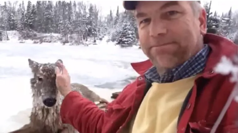 Ugledao kako se utapa u zamrznutoj rijeci i odlučio joj pomoći