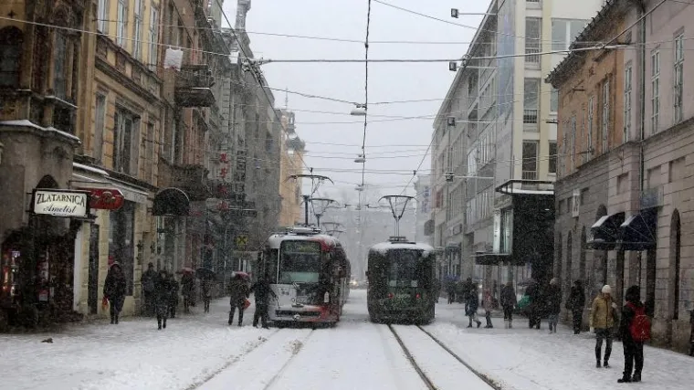 Snježnji pokrivač zabijelio Osijek, pahulje i u Zagrebu...