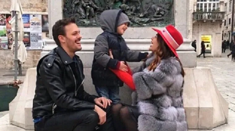 FOTO-ČESTITKA U NASTAVCIMA: Severina želi da nam u 2016. bude lijepo kao njoj