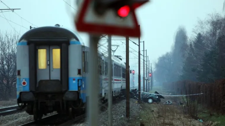 Tragedija u BiH: vlak naletio na auto, poginule četiri osobe, među njima i dijete