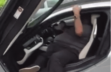 &Scaron;to će mu tako skupocjeni auto kada ne može niti izaći iz njega?