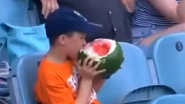 Dječak postao internetska zvijezda jedući lubenicu kao jabuku