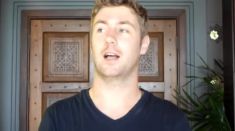 Ostavio posao i osnovao tvrtku koja izvrsno zarađuje dok on putuje svijetom